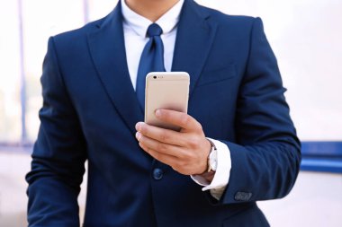 Cep telefonu kullanan iş adamı 