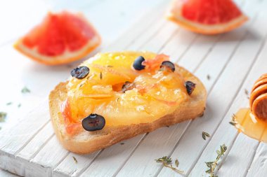 Ananas ile taze gevrek ekmek 