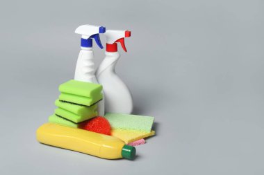 Gri arkaplanda temizlik malzemeleri