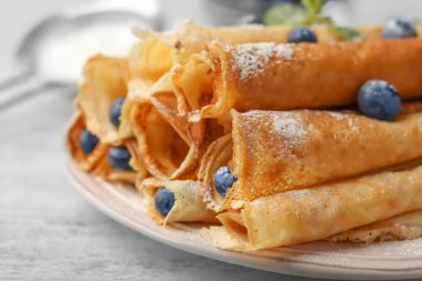 Plaka lezzetli haddelenmiş krep ile 