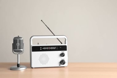 Retro radyo ve mikrofon