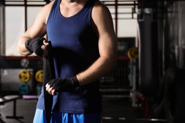 Erkek boxer el uygulama eğitim salonunda için hazırlarken sarar