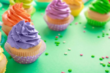 Renkli arka planda lezzetli kekler