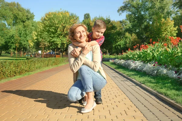 Zralá žena s vnukem v parku — Stock fotografie