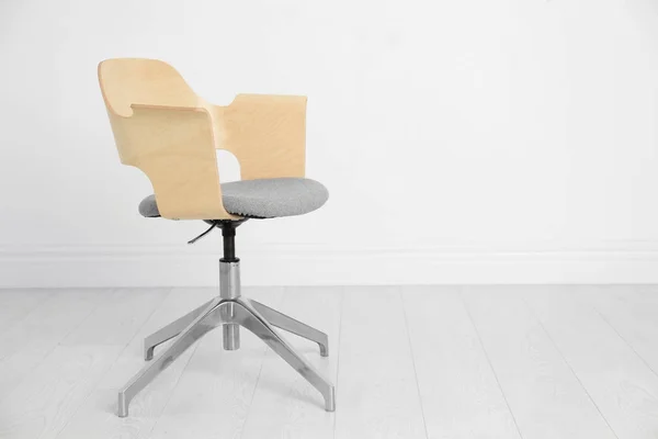 Удобное кресло на белом фоне — стоковое фото