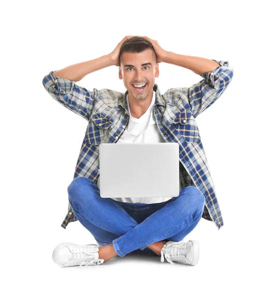 Jonge man met laptop — Stockfoto