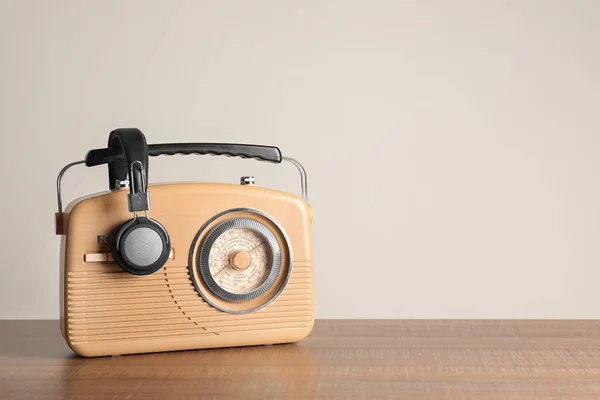 Rádio retrô e fones de ouvido na mesa — Fotografia de Stock