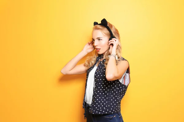 Attrayant hipster fille écouter de la musique — Photo