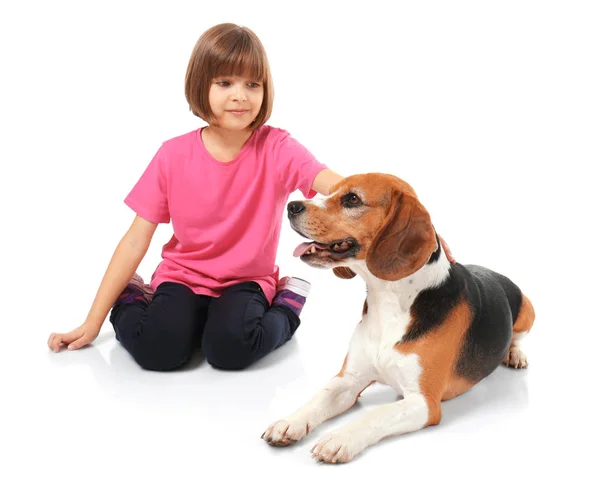 Linda niña con perro — Foto de Stock