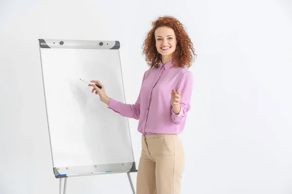 Business trainer giving presentation on whiteboard — Stock Photo, Image