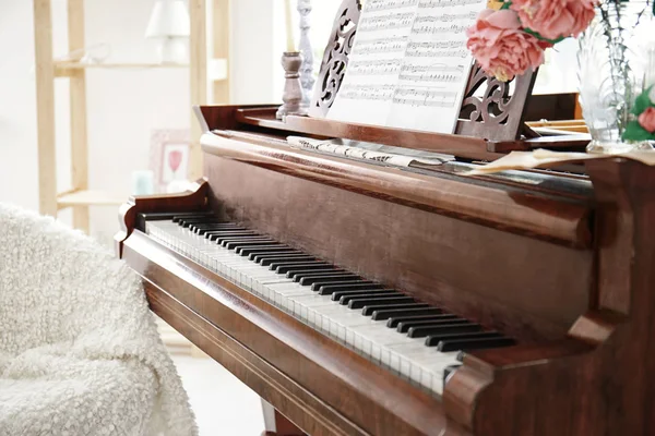 Vintage piano med musik ark inomhus — Stockfoto