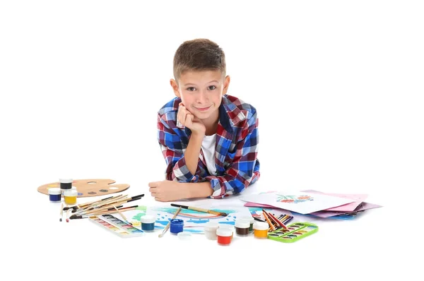 Симпатичный мальчик с художественными принадлежностями на белом фоне — стоковое фото