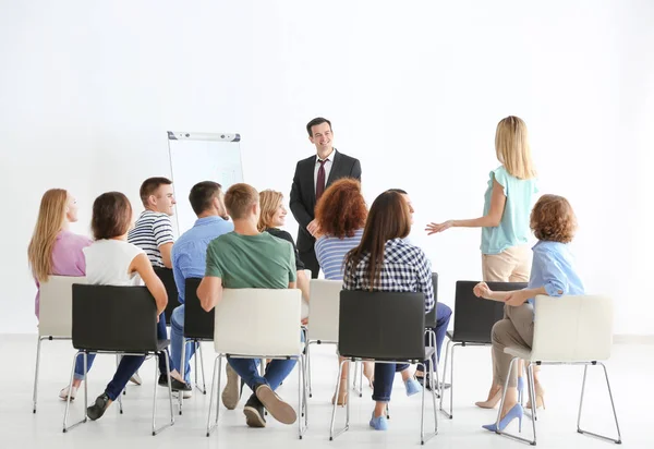 Grupo de pessoas com formador de empresas no seminário — Fotografia de Stock