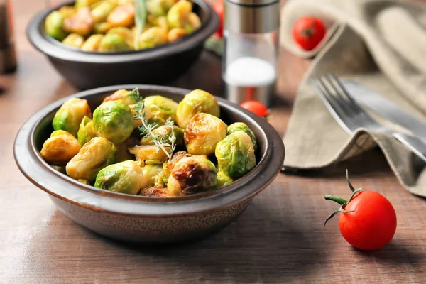 Bowl with roasted Brussels sprouts — Stock Photo, Image