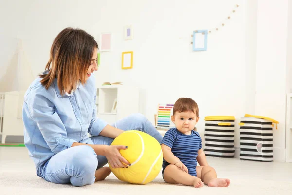 Moeder met babyjongen spelen thuis — Stockfoto