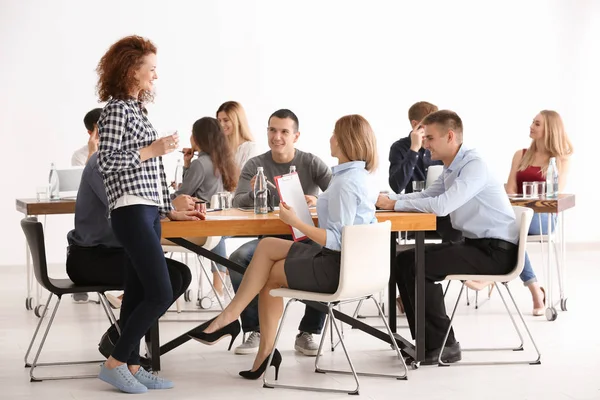 Grupo de personas con formador empresarial en el seminario — Foto de Stock