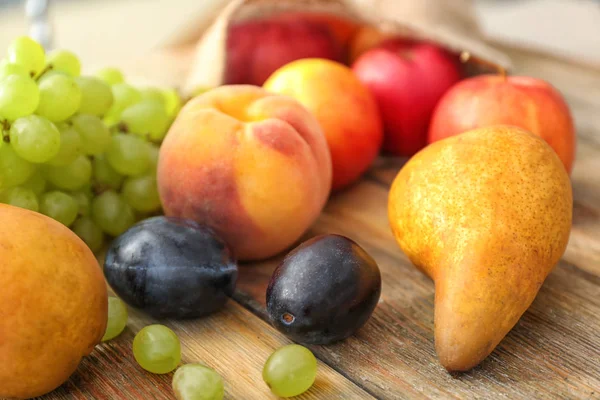 Frutas frescas en la mesa — Foto de Stock