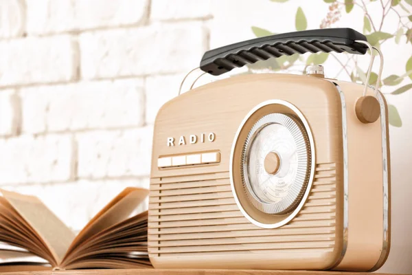 Ретро-радио на столе — стоковое фото