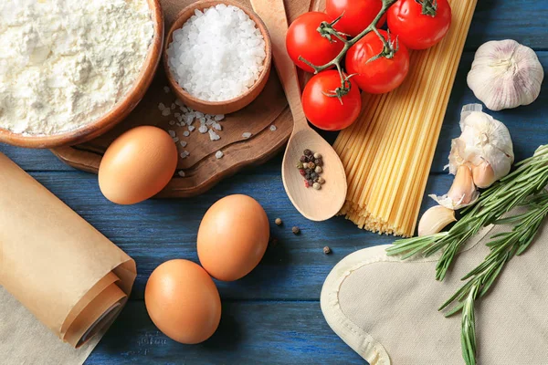 Keukengerei en ingrediënten — Stockfoto