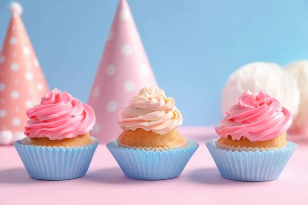 Leckere Cupcakes auf dem Tisch — Stockfoto