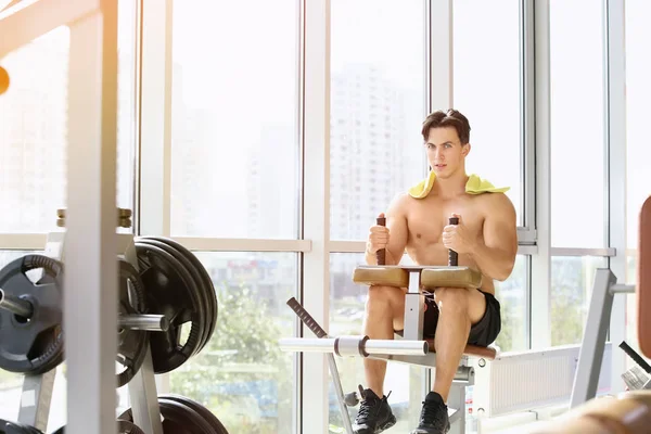 Muscular jovem formação em ginásio — Fotografia de Stock