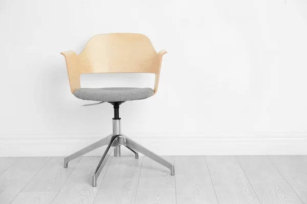 Comfortabele fauteuil op witte muur achtergrond — Stockfoto