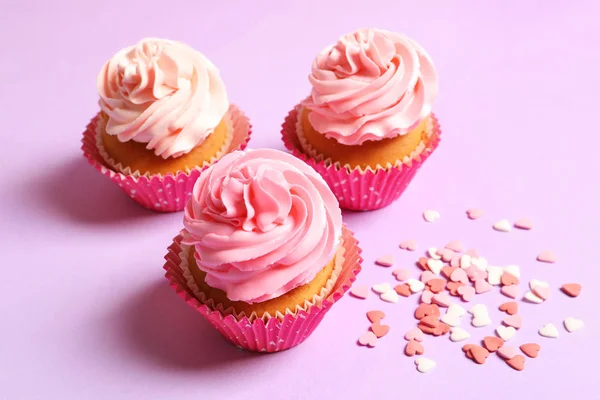Lekkere cupcakes op kleur achtergrond — Stockfoto