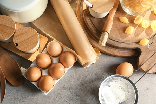 Kochutensilien und Zutaten — Stockfoto