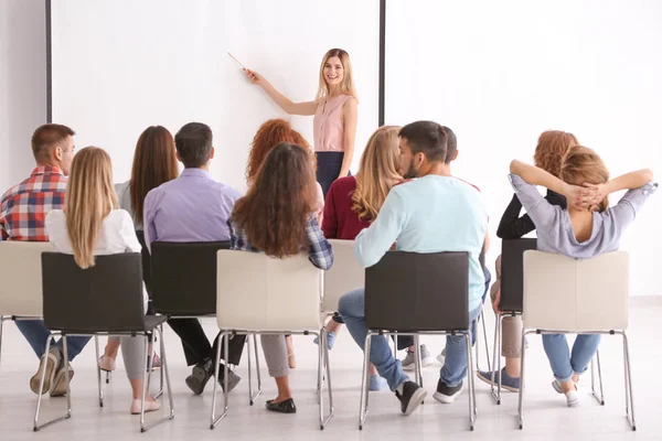 Groep mensen met business trainer bij seminar — Stockfoto