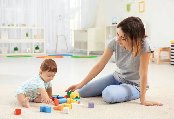 Moeder met babyjongen spelen thuis — Stockfoto