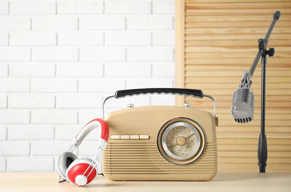 Retro radio, słuchawki i mikrofon — Zdjęcie stockowe