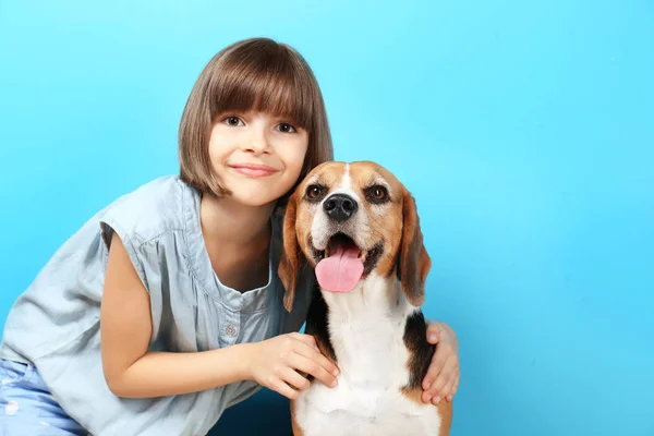 Köpek ile şirin kız — Stok fotoğraf