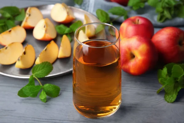 Стекло со свежим яблочным соком — стоковое фото