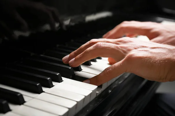 Oynarken piyano, closeup genç adam — Stok fotoğraf