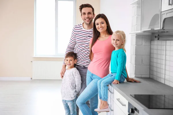 Familia en la cocina de su nuevo hogar — Foto de Stock