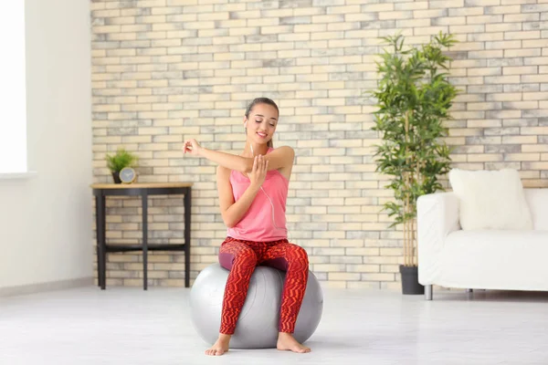 Woman training at home — Stock Photo, Image