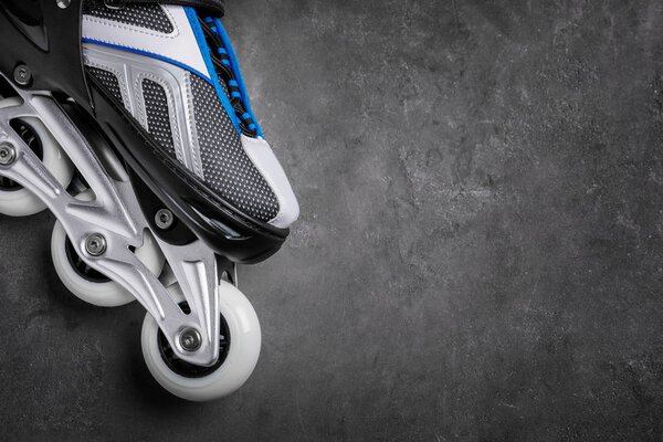 роликовые коньки на заднем плане
