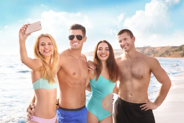 해변에서 selfie를 복용 하는 젊은 사람의 그룹 — 스톡 사진