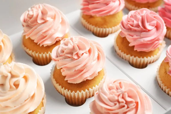 Deliciosos cupcakes en caja — Foto de Stock