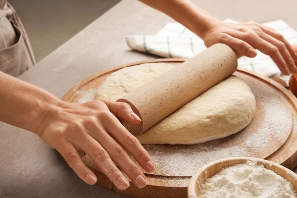 Mujer Chef Rolling Dough — Foto de Stock