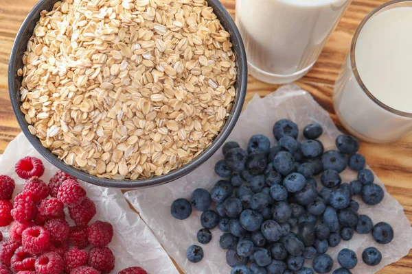 Oatmeal flakes, berries — Stock Photo, Image