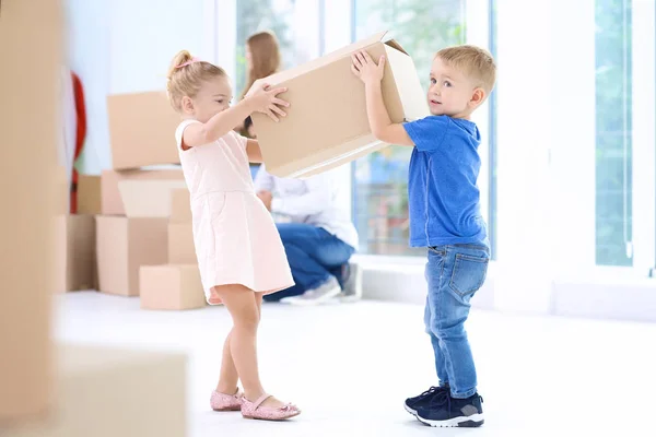 Niños felices con caja móvil en su nueva casa — Foto de Stock