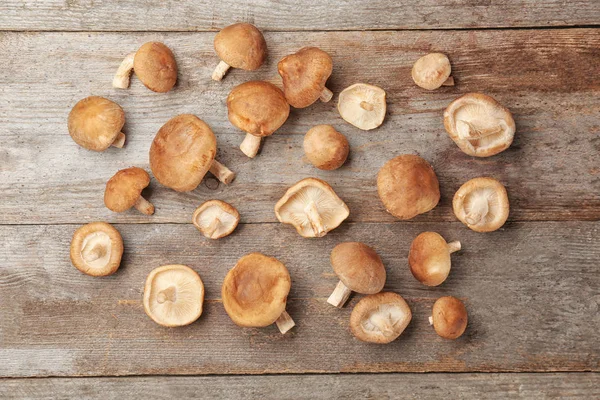 Raw shiitake mushrooms — Stock Photo, Image