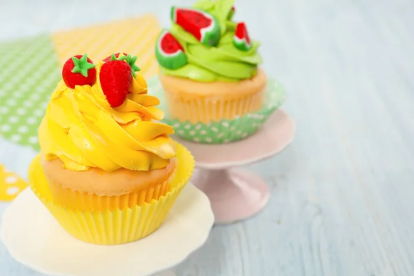 Hermosos cupcakes en mesa de madera — Foto de Stock