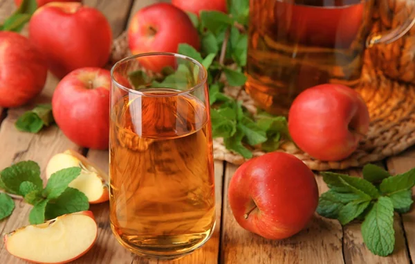 Vaso con zumo de manzana fresco — Foto de Stock