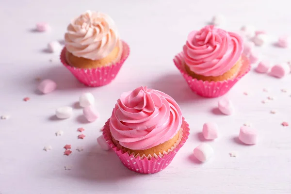 Cupcakes gostosos na mesa de madeira — Fotografia de Stock