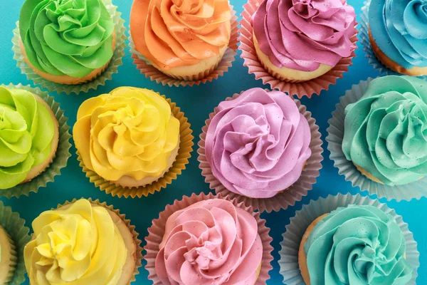 Cupcakes saborosos no fundo da cor — Fotografia de Stock