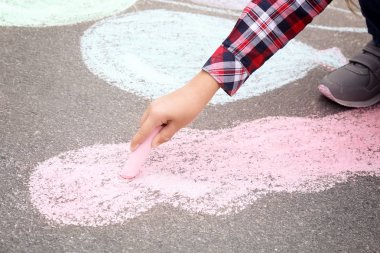 Küçük çocuk hava balonları tebeşir ile asfaltta, portre çizim