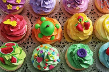 Vintage tepsi üzerinde güzel kekler