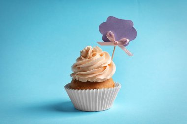 Etiketi ile lezzetli kek 